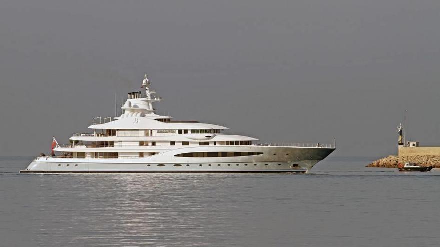 El yate &#039;Mayan Queen IV&#039;, ayer en la bahía de Palma.