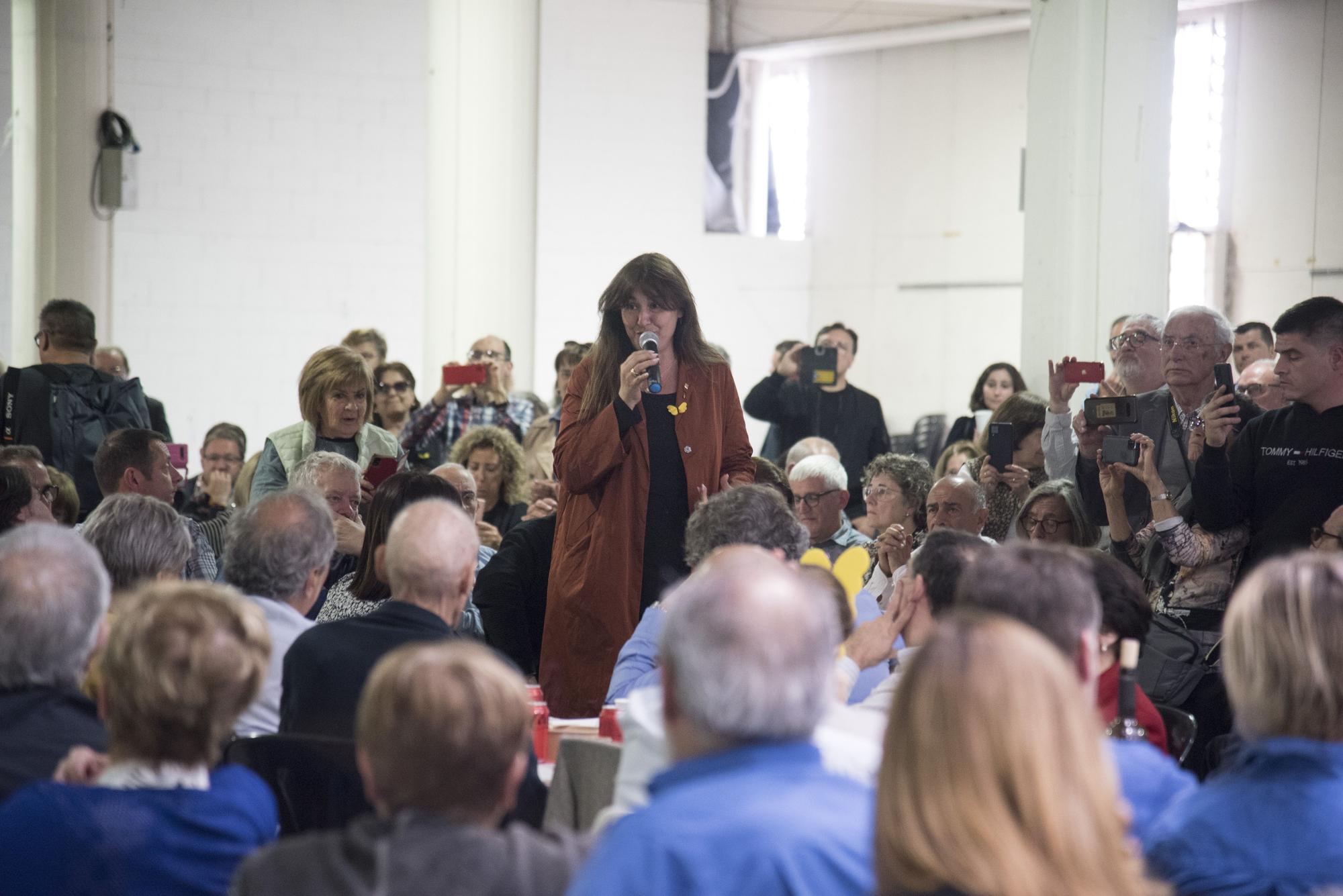 Laura Borràs es estimada en un acte amb els seus afins a Manresa