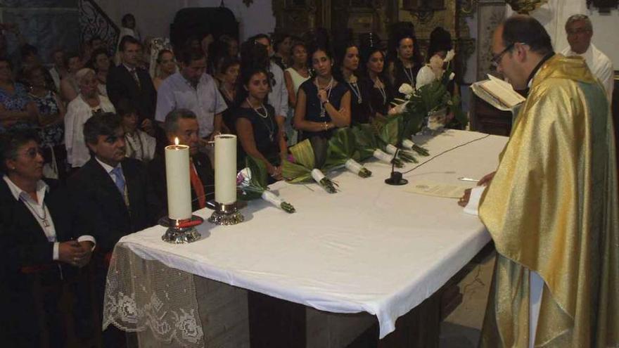 Damas de la Corte recogen los ramos que fueron colocados en el camarín de la Virgen.