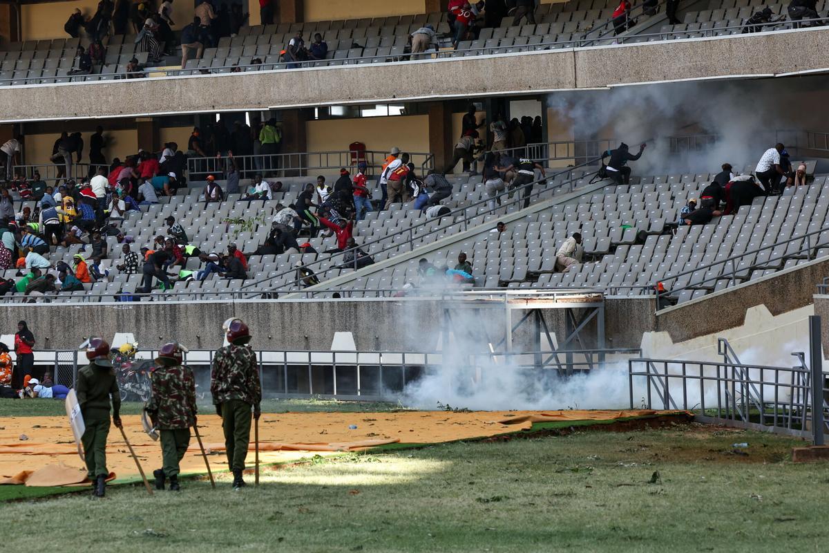 NAIROBI (Kenya), 16/10/2025.- People flee tear gas shot by General Service Unit (GSU) and anti-riot police inside Kasarani Stadium in Nairobi, Kenya, 16 October 2025. Members of the security forces responded with teargas when some supporters of the late Kenyan Prime Minister Raila Odinga threw items at other attendees waiting to see Odinga lying in state. Odinga, 80, who spent many years as an opposition leader, passed away in India on 15 October 2025, while receiving medical treatment. (Kenia) EFE/EPA/DANIEL IRUNGU