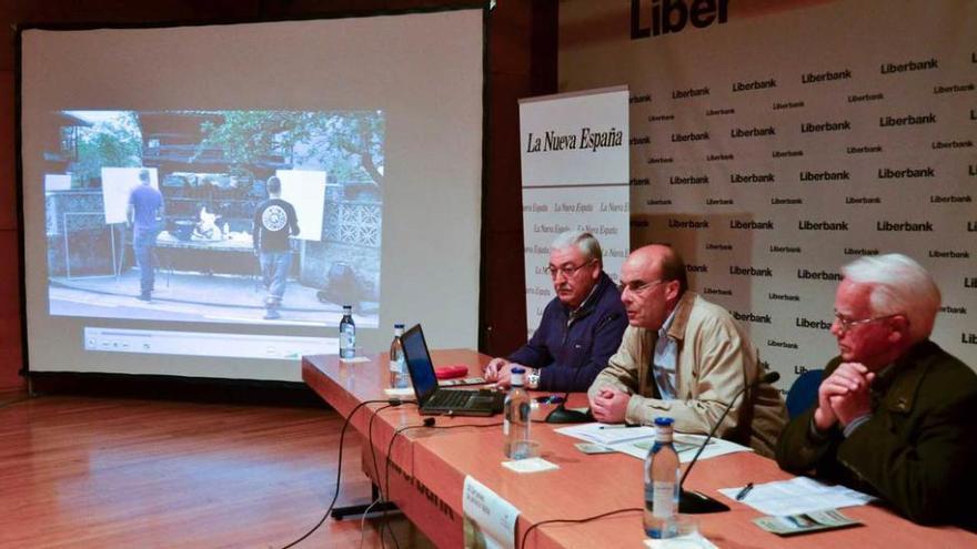 Por la izquierda, José Ramón García Saiz, Belarmino Fernández González y César Fernández Pello, ayer, durante la presentación.