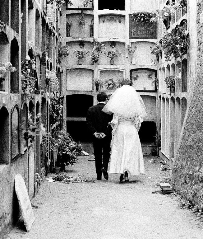 墓地里的新婚夫妇。巴塞罗那，1962 年