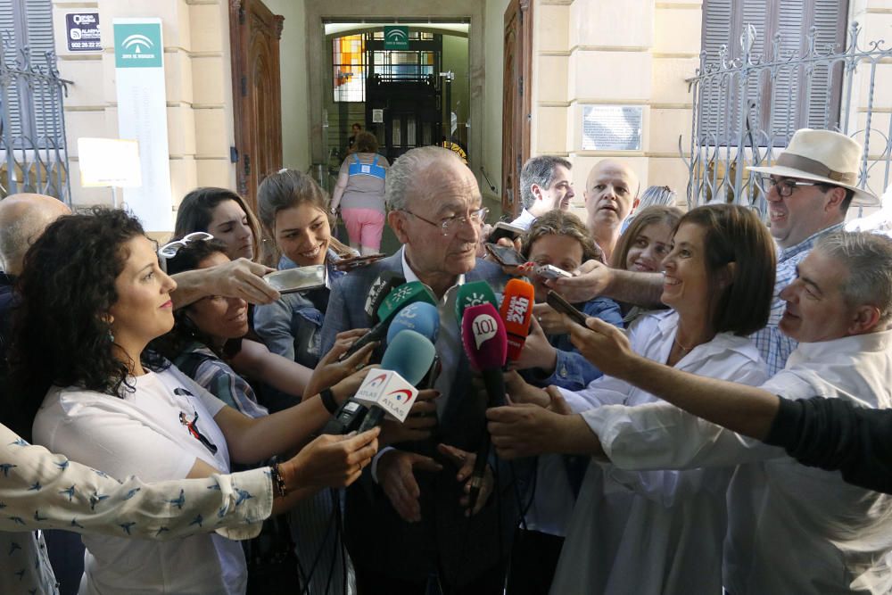 El alcalde de Málaga, Francisco de la Torre, ha votado a las 9.30 horas en el Palacio de la Tinta