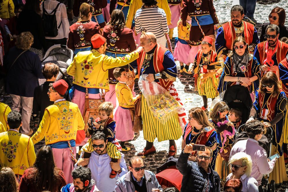 La procesión de la reliquia es uno de los actos que más agradan a los alcoyanos en el día dedicado al patrón San Jorge.