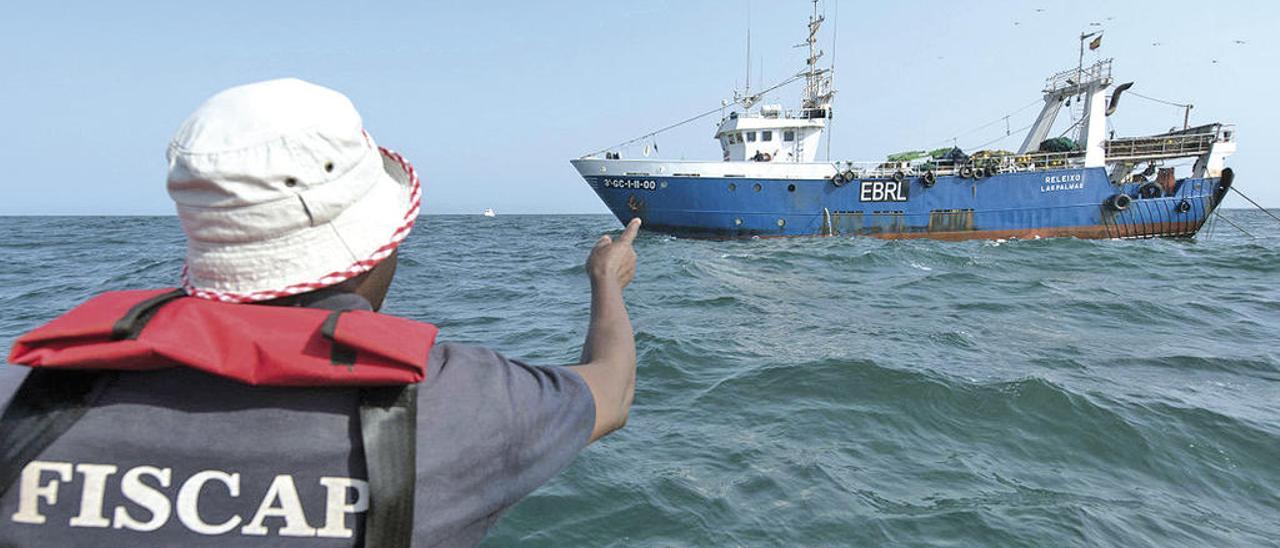 Un inspector pesquero de Guinea-Bisáu aproximándose al &quot;Releixo&quot;. // Pierre Gleizes / Greenpeace