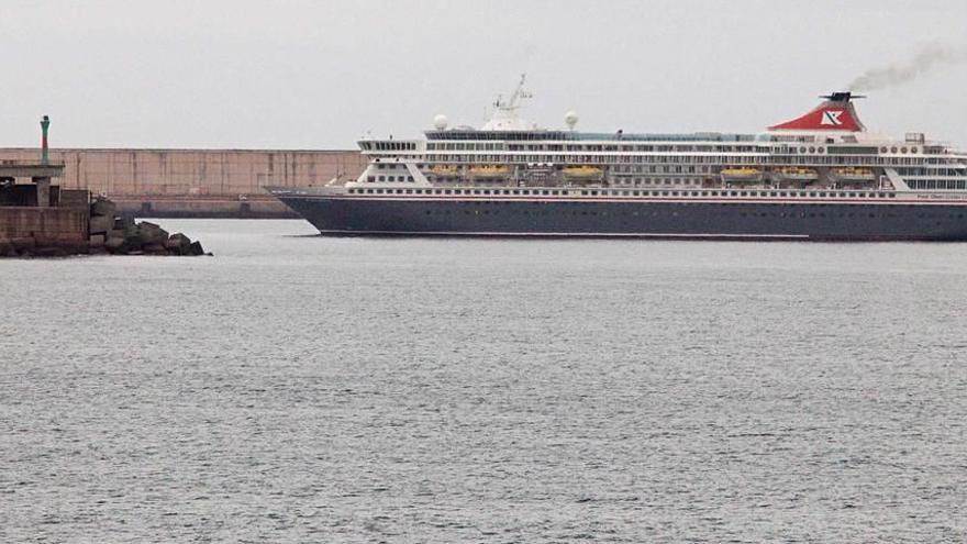 El crucero &quot;Balmoral,&quot; entrando en la ampliación de El Musel en la tarde de ayer.