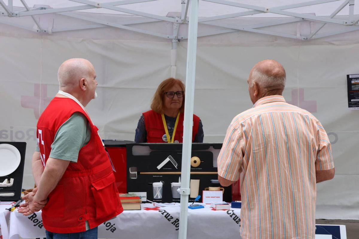 Feria técnica y tecnológica en La Marina, dentro de las actividades de la Semana de las Personas Mayores.