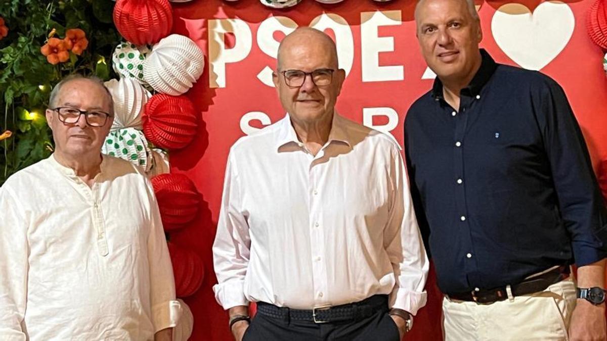 El expresidente de la Junta de Andalucía, Manuel Chaves, junto al alcalde de San Roque y secretario general del PSOE de Cádiz, Juan Carlos Ruiz Boix, en un homenaje recibido en la Feria de este municipio.