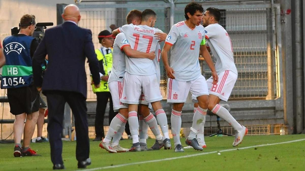 Los jugadores de España celebran el gol del triunfo, obra de Fornals en el minuto 89.