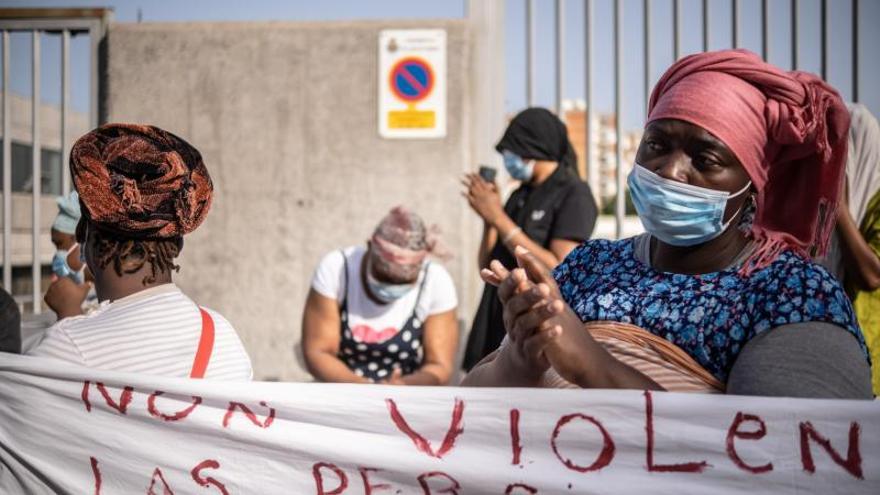 Un instante de la protesta de los migrantes acogidos en el CAI de Santa Cruz de Tenerife.