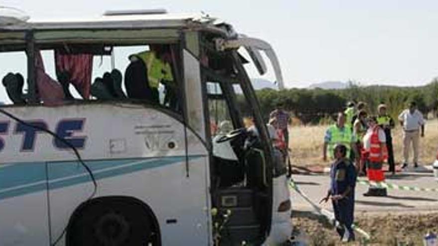 El bus siniestrado en Miajadas se encuentra custodiado a la espera de poder inspeccionarlo