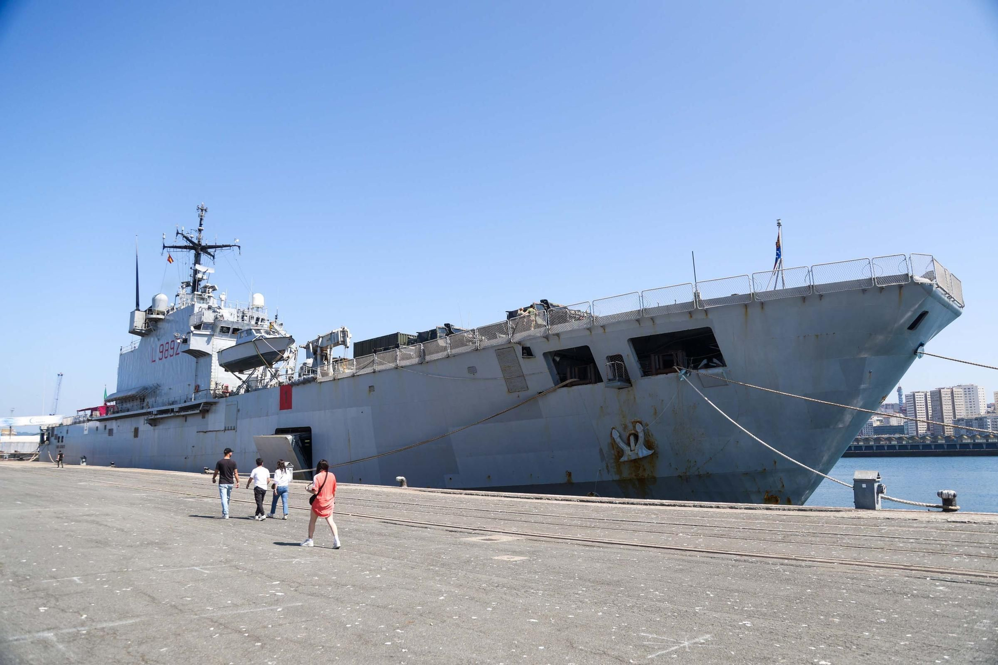 El buque 'San Giorgio', de la Armada de Italia, atraca en A Coruña en una visita no oficial