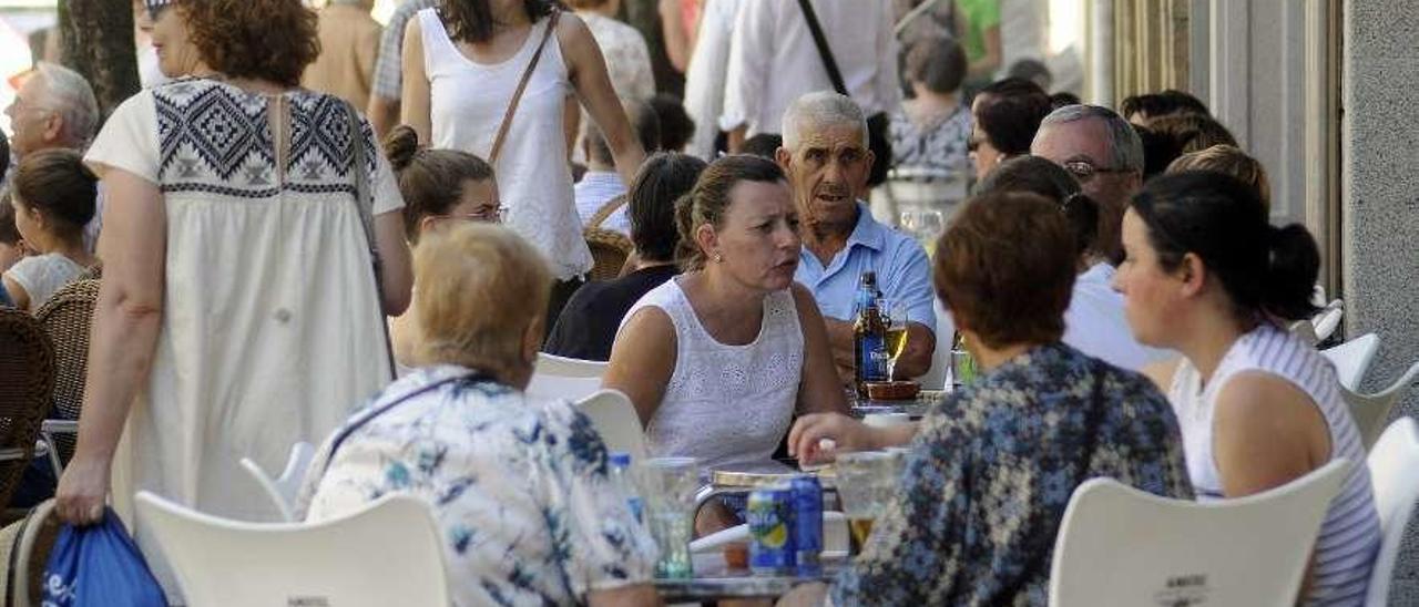 Varias personas en una terraza del casco urbano de Lalín. // Bernabé/Javier Lalín