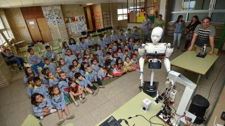 Los alumnos en la demostración de un robot. // G.S.