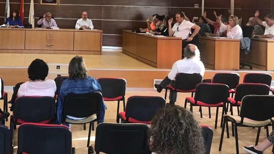 Votación, ayer, en el pleno de Culleredo.