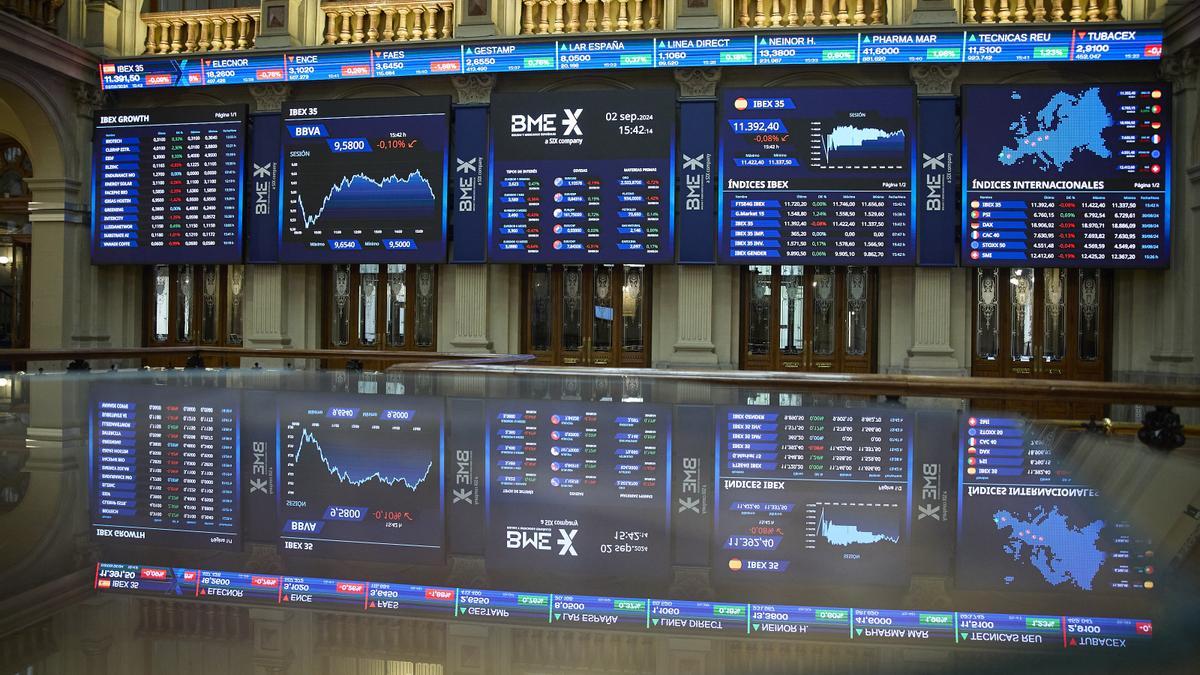 Paneles del IBEX 35 en el Palacio de la Bolsa de Madrid