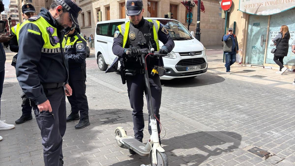 Agentes de la Policía Local en un control de patinetes.