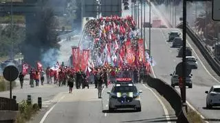 La manifestación del metal corta el acceso a A Coruña por Alfonso Molina