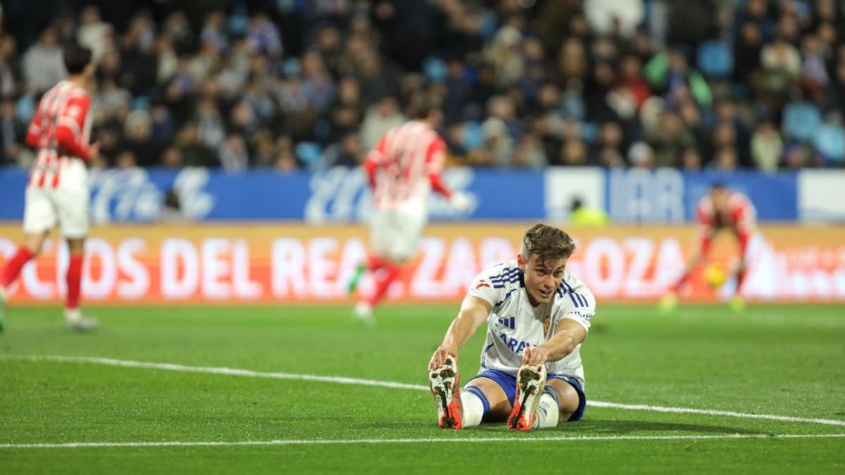 Dani Gómez realiza un estiramiento en un partido de esta temporada del Real Zaragoza.