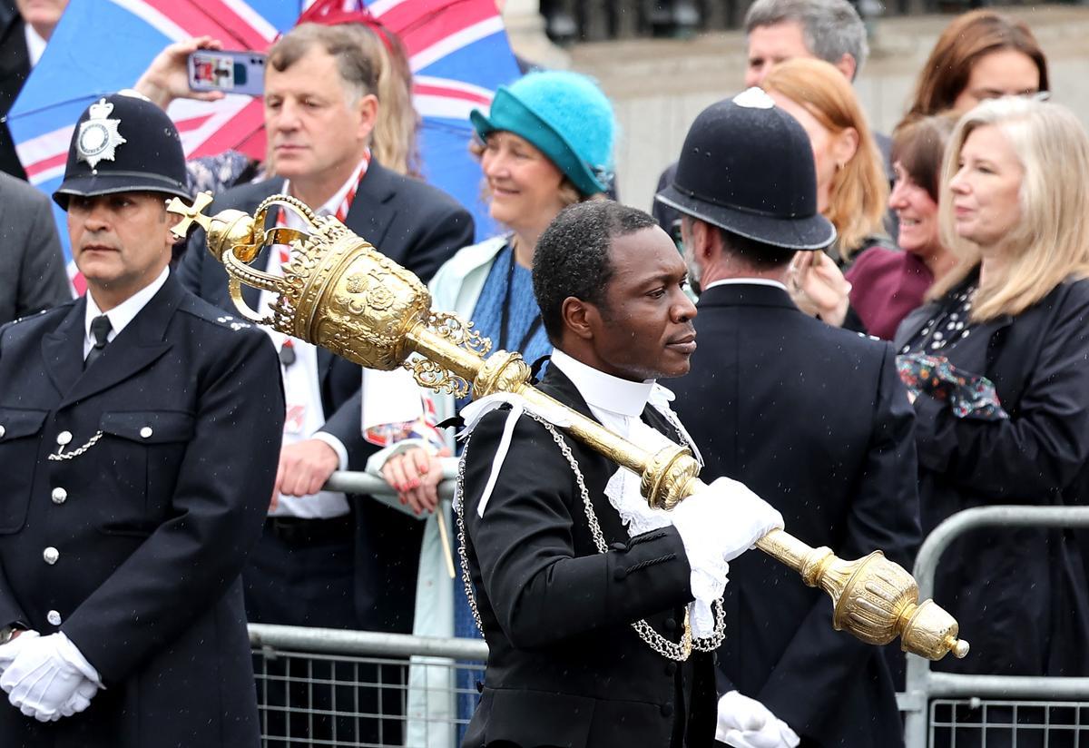 London (United Kingdom), 06/05/2023.- The ceremonial mace is carried from the House of Parliament to Westminster Abbey before the Coronation ceremony of Britain’s King Charles III, London, Britain, 06 May 2023. (Reino Unido, Londres) EFE/EPA/Tolga Akmen