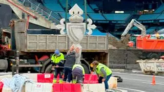 Balaídos estrena una estatua con un gran escudo del Celta: «Habrá algo más»