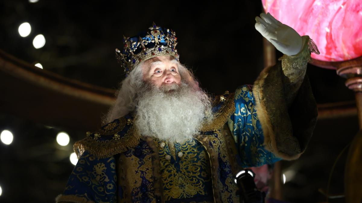 El Rey Melchor saluda durante la Cabalgata de los Reyes Magos, a 5 de enero de 2025, en Madrid (España). La Cabalgata de Reyes de este año se encuentra bajo el lema ‘El saber compartido’, representando una travesía simbólica por el conocimiento como homenaje a los maestros que, en las aulas o en la vida cotidiana, iluminan y acompañan desde la infancia, enseñando a pensar, preguntar y mirar la realidad con nuevos ojos. Participa una comitiva de 12 carrozas, además de las tres principales que llevan los Reyes, acompañados por unas 2.100 personas y rodeados de espectáculos de diez compañías inspirados en la literatura.