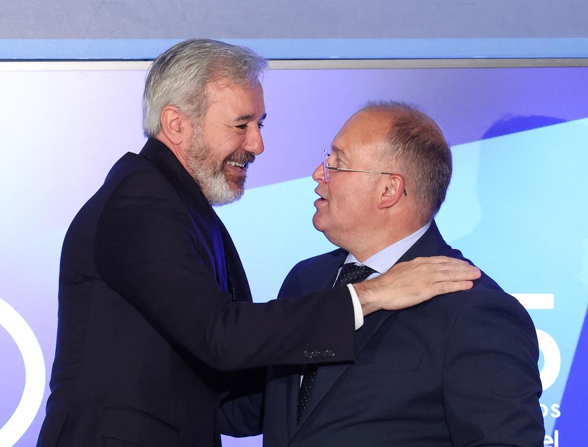 Jorge Azcón y Miguel Tellado, secretario general del PP, se saludan este martes antes de Fórum Europa.
