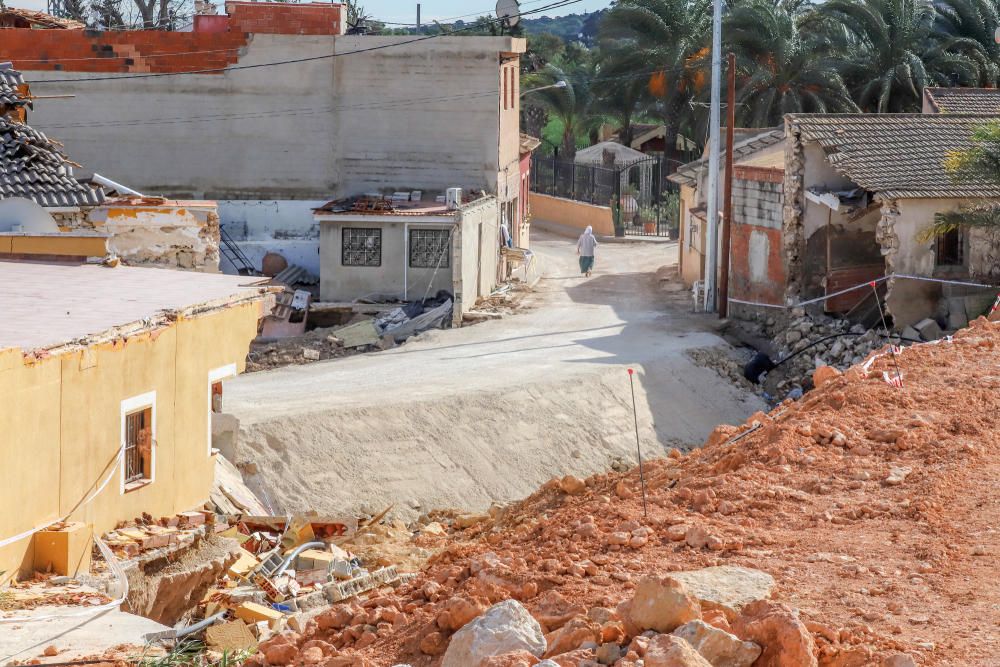 Obras de reparación de la CHS de la mota del río que cedió en Almoradí durante la DANA. Muchas de las zonas afectadas por el paso del agua siguen arrasadas