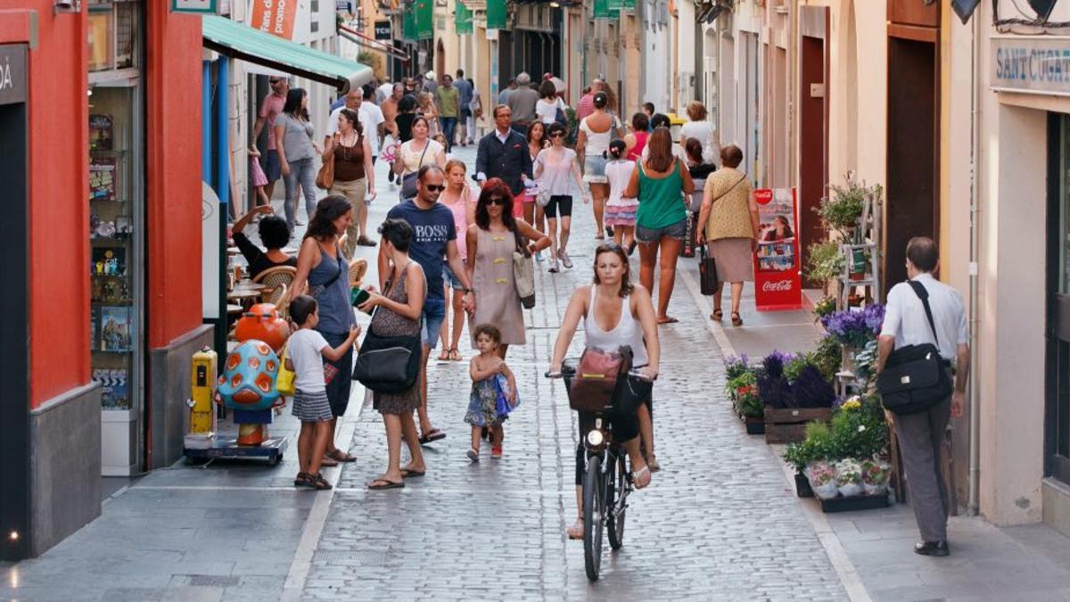 Gente paseando por el centro de Sant Cugat