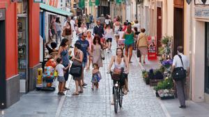 Gente paseando por el centro de Sant Cugat