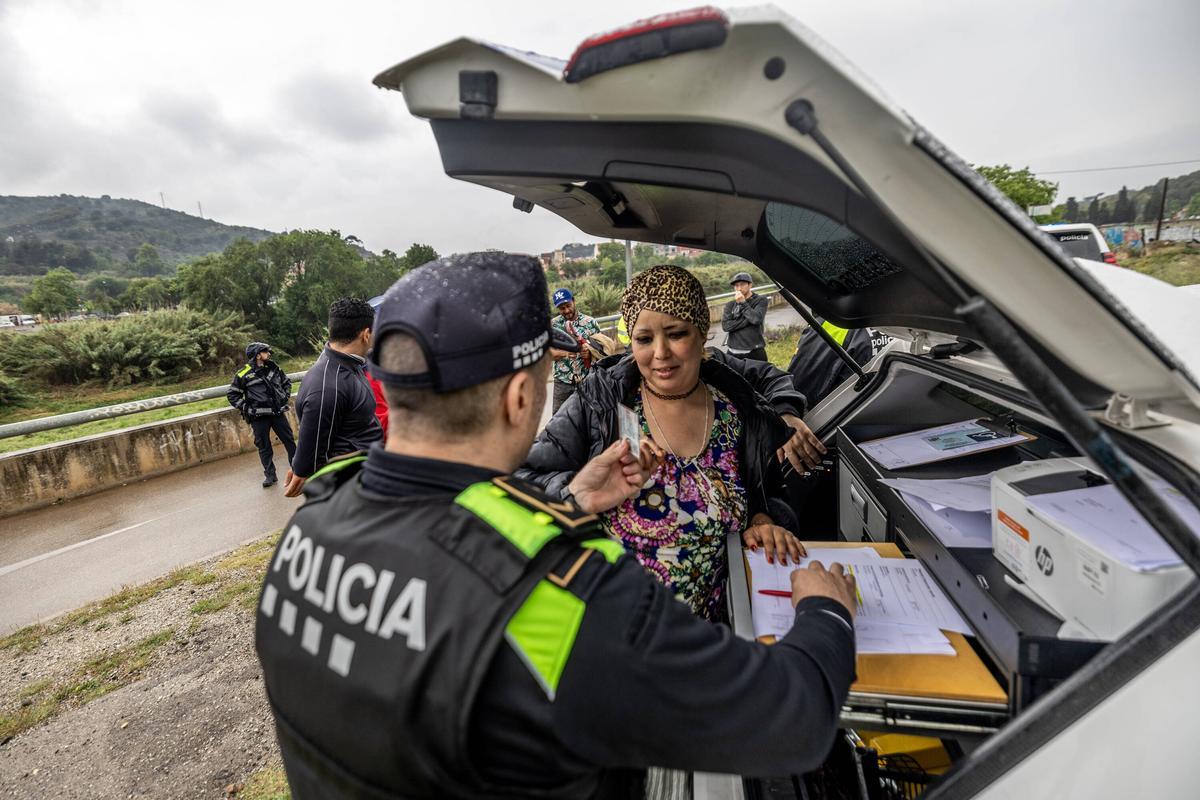 Los habitantes de las chabolas de Montcada firman, uno por uno, el documento conforme se quedan a pesar que el ayuntamiento les quiere desalojar.