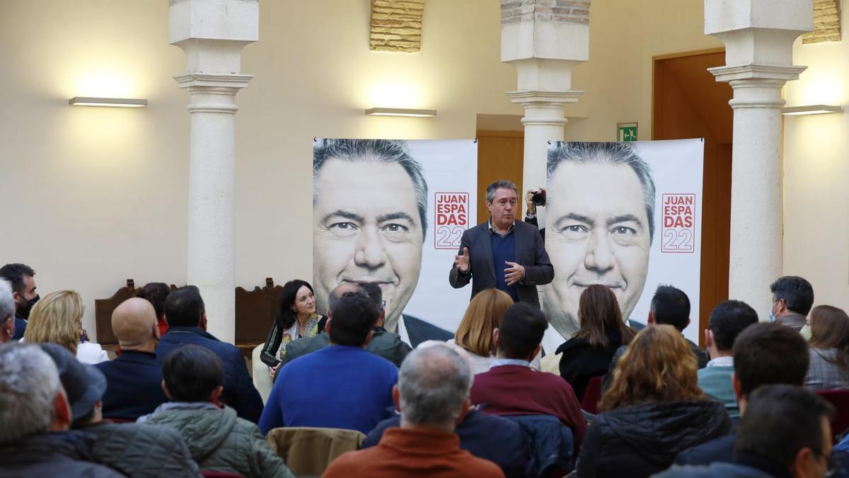 Juan Espadas mantuvo ayer un encuentro con afiliados del PSOE en Córdoba. En la imagen, junto a Rafi Crespín.