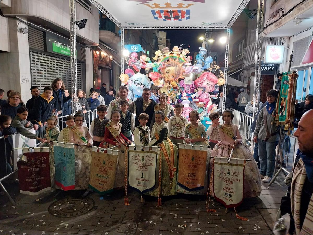 Las reinas infantiles, junto al presidente, Alejandro Bañuls, y el artista, José Gallego.