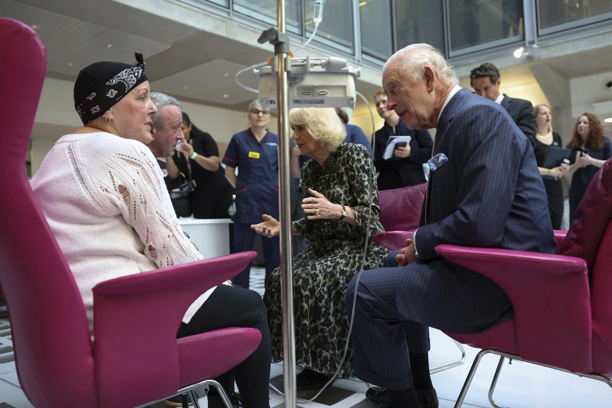 El rey Carlos III y la reina Camilla visitan un centro oncológico en Londres.