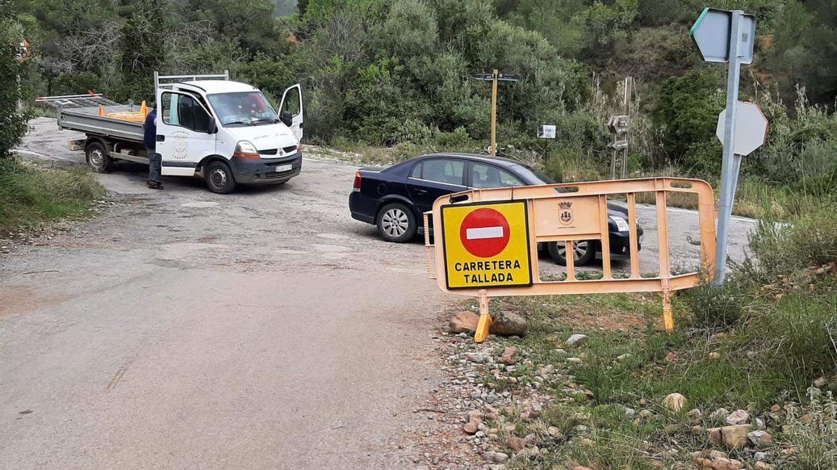 El Ayuntamiento de Cabanes coloca estos días vallas para recordar que la carretera Miravet estará cortada por obras.  | MEDITERRÁNEO