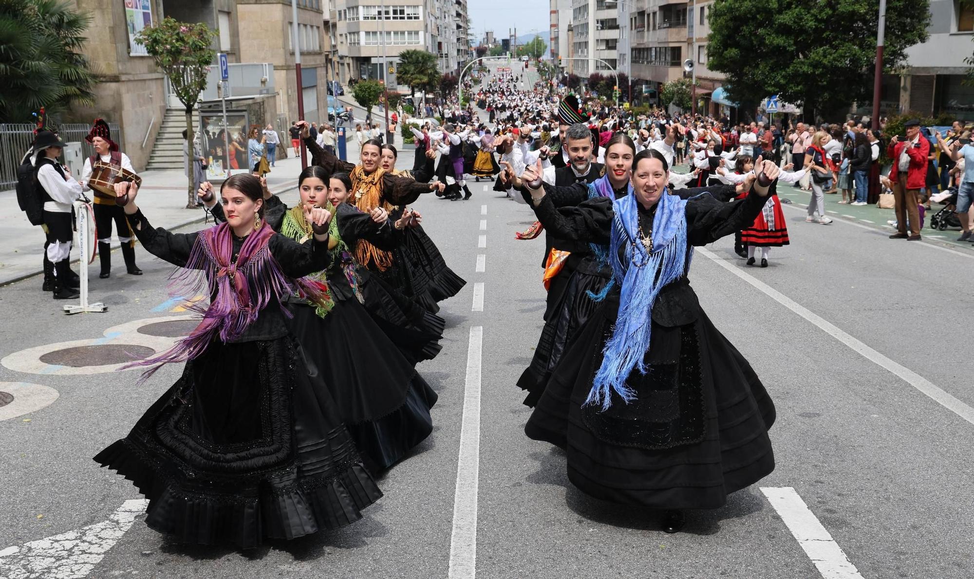 Vigo baila «al compás de una muiñeira»