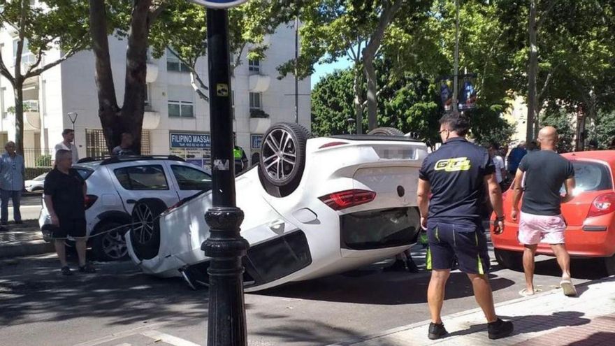 Aparatoso accidente de un vehículo en el centro urbano de Marbella