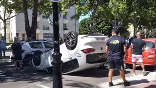 Aparatoso accidente de un vehículo en el centro urbano de Marbella