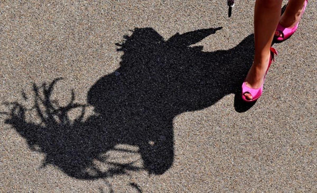 L’ombra d’una assistent a les carreres de l’hipòdrom britànic de la població d’Ascot aquest dijous al Ladie’s Day (Dia de les dones), el dia de les carreres d’aquesta setmana, en què tradicionalment hi ha més afluència de públic en general i femení en particular (sovint amb originals pameles). Des del dimarts 14 de juny fins al divendres 17, se celebra a l’hipòdrom la setmana de la Royal Ascot, que és la competició de carreres de cavalls més important d’Europa. El premi per al guanyador puja a 4 milions de lliures (4,5 milions d’euros).