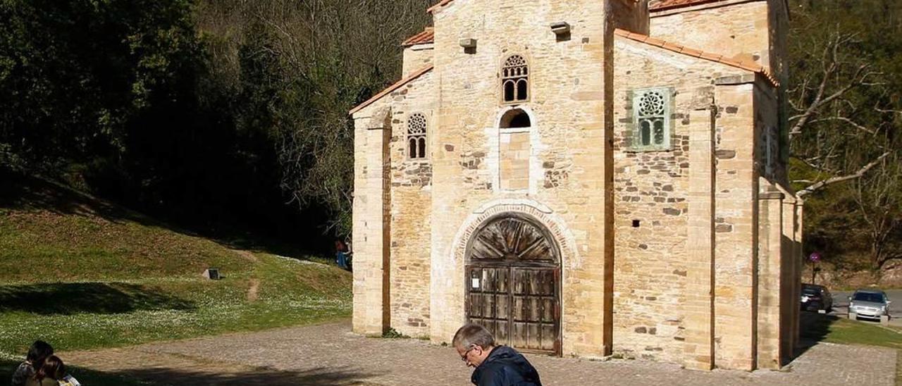 Varias personas ante San Miguel de Lillo.