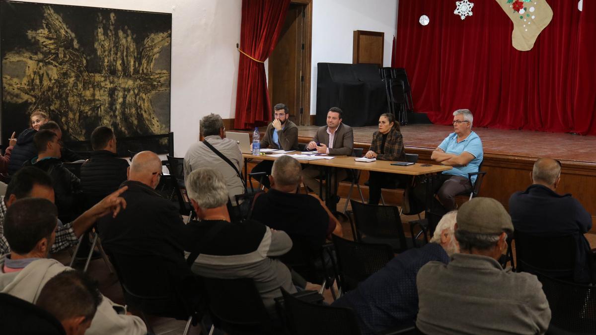 Reunión entre el Ayuntamiento de Yaiza y el sector del taxi en la Casa de la Cultura Benito Pérez Armas.