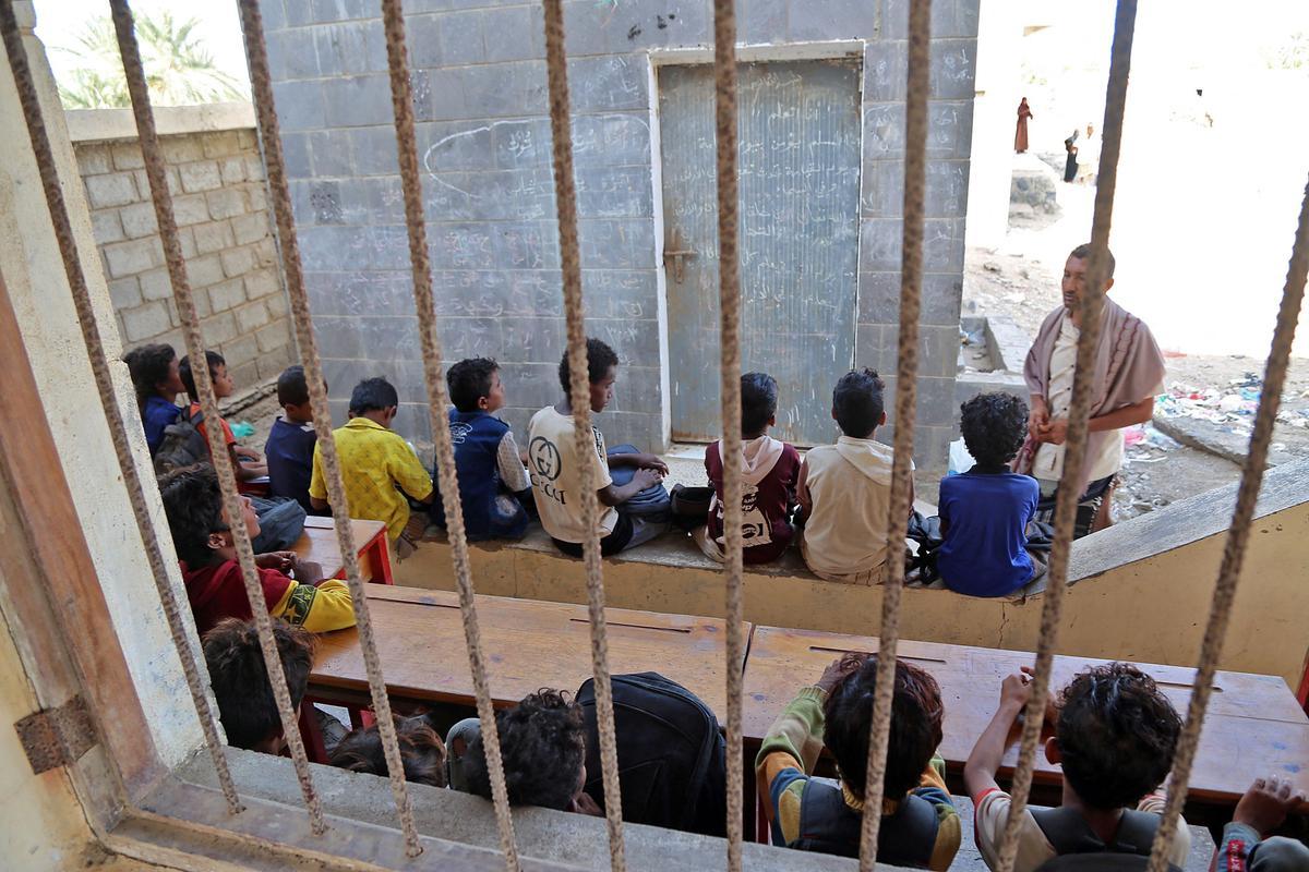 Cientos de niños de la provincia de Hodeida, en Yemen, han retomado el curso escolar en su país haciendo clases al aire libre, al encontrarse las escuelas prácticamente destruidas por la guerra.