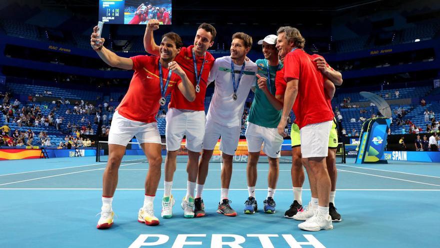 Rafa Nadal hace un selfie al equipo español al completo que arrasó a Japón con otro 3-0.