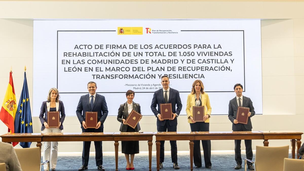 La alcadesa de Pozuelo de Alarcón, Paloma Tejero Toledo, junto a la ministra de Vivienda y Agenda Urbana, Isabel Rodríguez, y más autoridades.