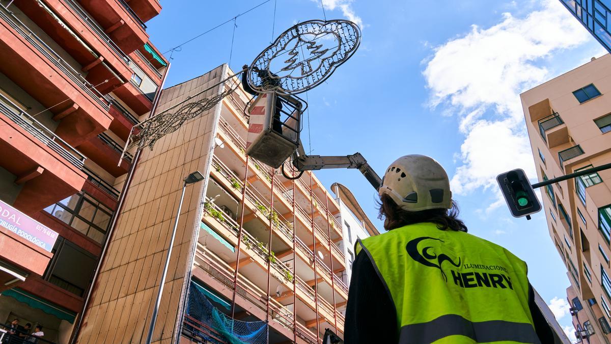 Colocación de las luces de Navidad.