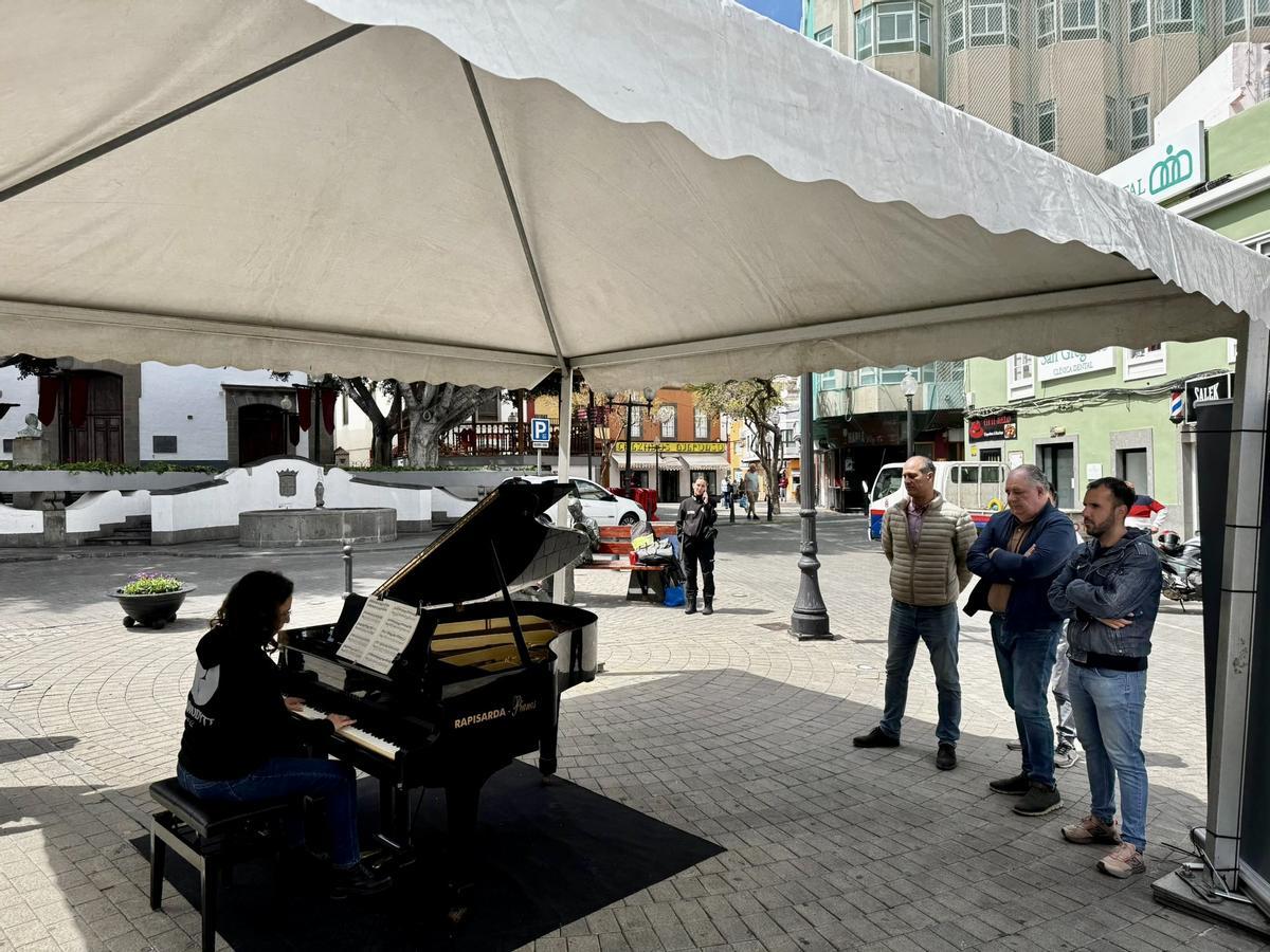 Telde celebra el Día Mundial del Piano con música en directo en la Plaza de San Gregorio      El municipio de Telde se sumó a la celebración del Día Mundial del Piano con una iniciativa abierta y participativa que llenó de música la Plaza de San Gregorio, en Los Llanos. Un piano instalado en pleno corazón de la ciudad permitió que músicos, profesorado y ciudadanos espontáneos se acercaran a interpretar piezas en directo, generando un ambiente cultural cercano, dinámico y accesible para todos.    La actividad, impulsada por la Concejalía de Cultura del Ayuntamiento de Telde a través de la Escuela Municipal de Música, Danza y Teatro, tuvo como objetivo acercar la música a la ciudadanía, fomentar la participación y poner en valor el talento local en un espacio público emblemático.    Durante la jornada, el piano permaneció abierto a todas aquellas personas que quisieron compartir su arte, convirtiendo la plaza en un punto de encuentro donde la música actuó como lenguaje común entre generaciones y estilos.    El concejal de Cultura, Juan Martel, destacó que "esta iniciativa refleja el compromiso de Telde con la cultura viva, accesible y participativa. Sacar el piano a la calle es abrir la música a la gente, generar encuentro y demostrar que la cultura forma parte de nuestra vida cotidiana".    Asimismo, Martel subrayó la importancia de la Escuela Municipal como motor cultural del municipio, impulsando acciones que fomentan la creatividad, el aprendizaje y la convivencia.    Con propuestas como esta, Telde continúa consolidándose como una ciudad que apuesta por la cultura en sus espacios públicos, promoviendo experiencias compartidas que enriquecen la vida social y cultural del municipio.