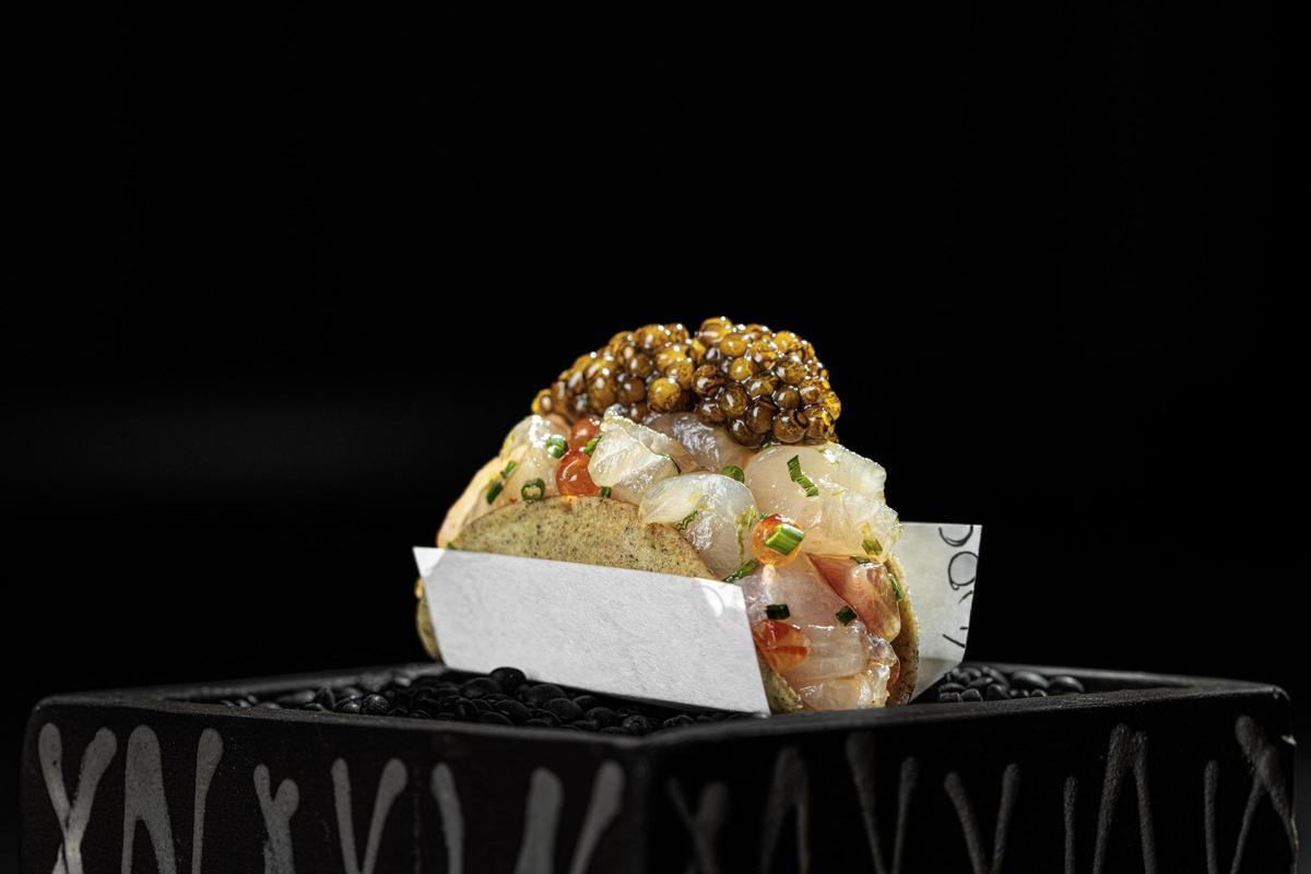 Taco de hamachi crujiente, emulsión de nori y habanero, vinagreta japo y gel de tosazu- caviar.