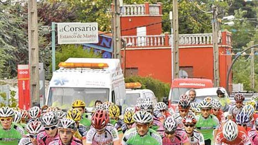 Los corredores, tomando la salida del Trofeo Juan Manuel Fernández.