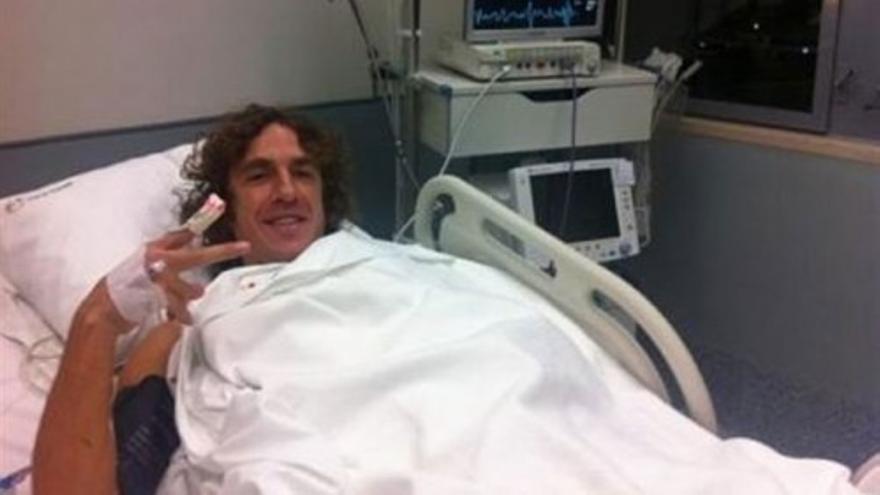 Puyol abandona el hospital y estará dos meses de baja