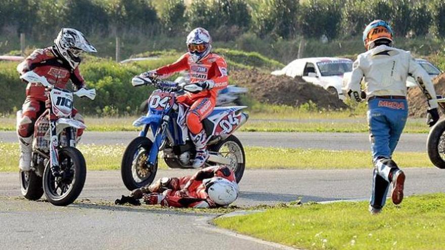 Romboni yace en el asfalto tras el accidente.